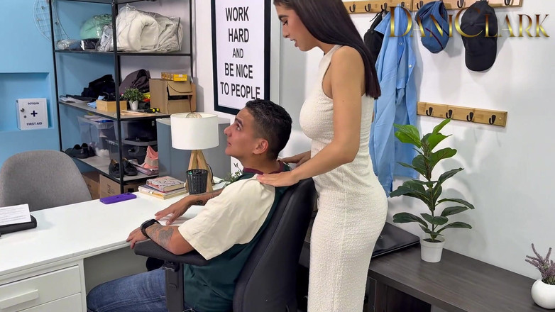 DaniClark: Advocaat Neukt Haar Cliënt Om Haar Contract Te Beëindigen