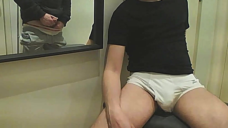 AmateurBoysPissing: Amateurjongen plast een paar druppels op de witte slip van...