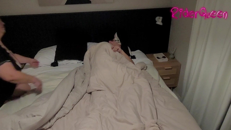 Riderqueen: Stiefmoeder deelt bed stiefzoon - video voor fans milf bbw