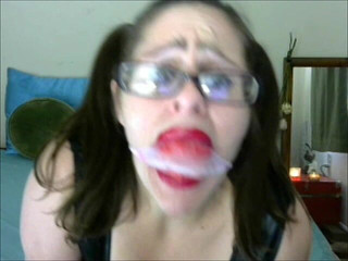 Selfgags classic: "Modèle de webcam bâillonné ! (épisode 1 sur 2)"