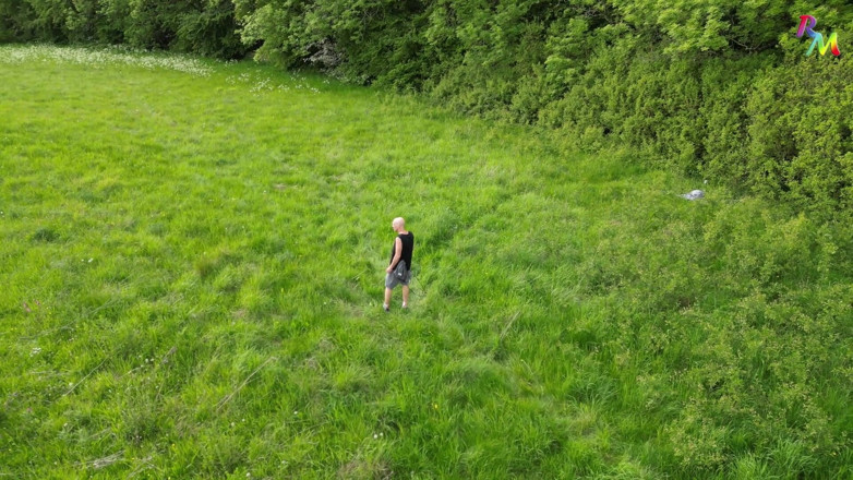 RainbowAdventures: Drone Porn... Буквально! Дрон слідує за мною, дивиться, як я оголюється і дрочу в полі