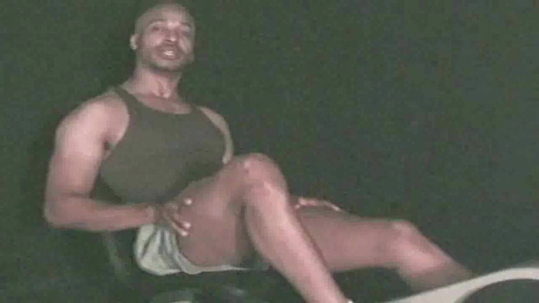 Gaybareback: スポーティな男の子ショー彼のコックのmusculation部屋