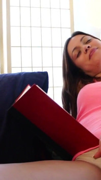 Sur le lit, les trois femmes douces et consenteuses aiment les plaisirs