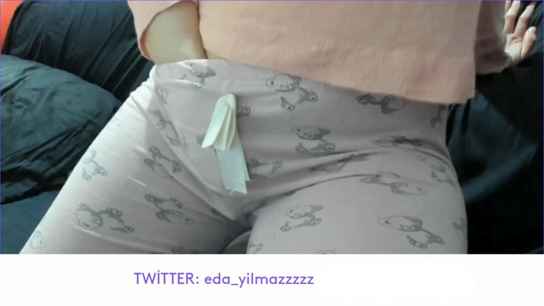 bigass_sexy_bigboobs: Masturbarsi con il pigiama - Sborra con pigiama
