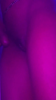 Sexy drobná ebenová teen krémová kundička ošukaná velkým černým pérem Nemohla se bránit fiddlingu klitorisu, když vyšla ze sprchy POV