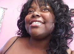Adorabile bbw nera viene scopata e sborrata in faccia
