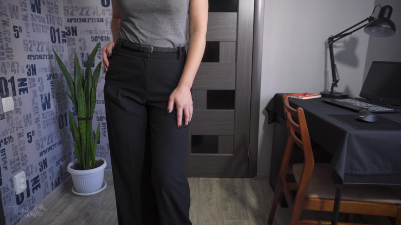 Teasecombo 4K: Секретарша в штанах слишком тугие, чтобы они рвали