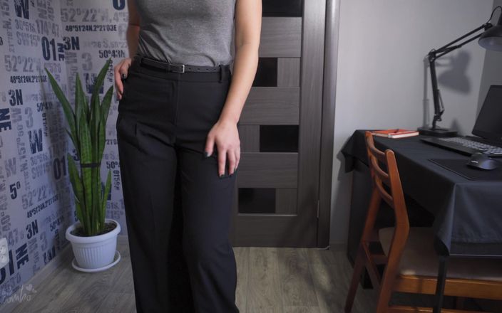 Teasecombo 4K: Sekretářka kalhoty příliš těsné, tak se roztrhají