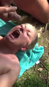 Sborrata all'aperto per una milf sexy