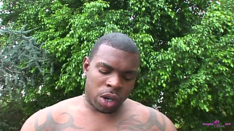 Naughty Black Girls: 布莱克对待钻石明星和切安雅各布斯加入与大黑鸡巴的室外游泳池三人行安排。