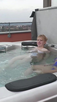 Camilla y Anna Lynx en el jacuzzi