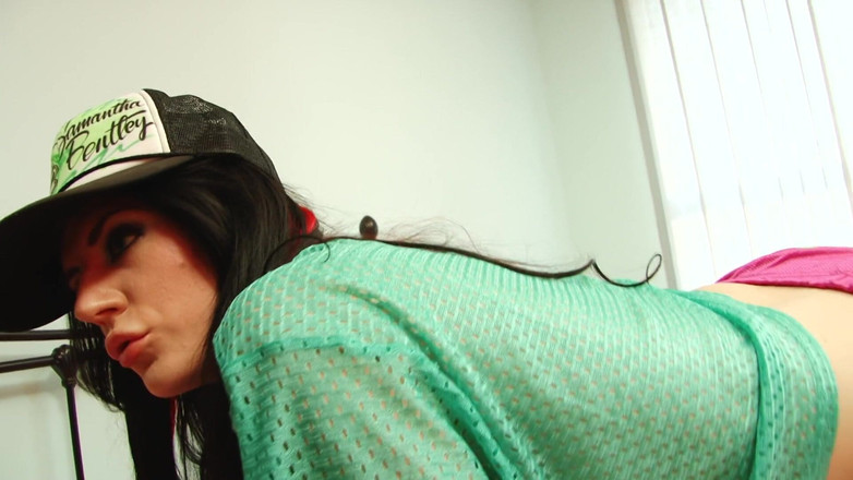 Solo Sensations: Seksowna brunetka loszka zaczyna robić się gorąca i zdejmuje ubrania