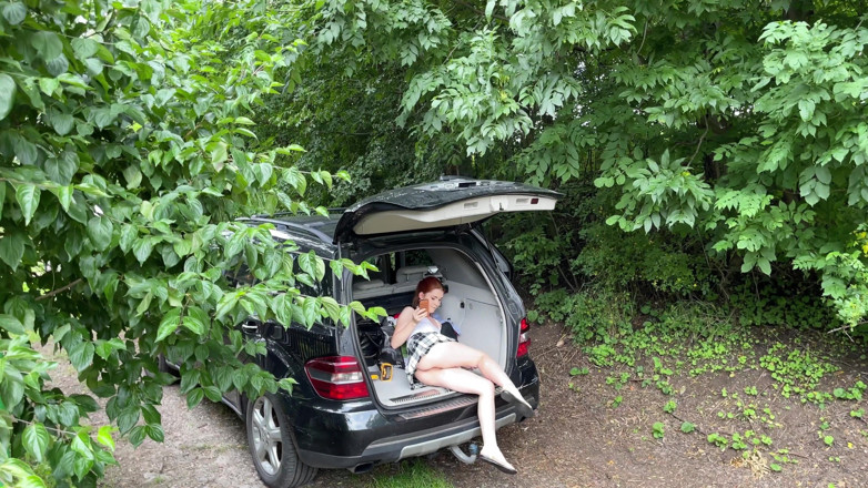 No panties TV: Gorąca ruda w krótkiej spódnicy ładuje samochód