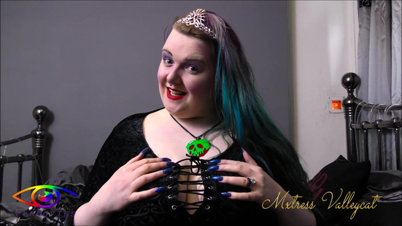 Mxtress Valleycat: Blue chrome nails