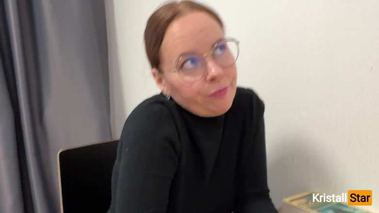 Russian Mommy: Mahasiswi nakal ini lagi asik muasin memeknya pakai sistem penilaian...