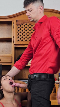 La Scopo Mentre Il Suo Ragazzo Si Veste per La Festa