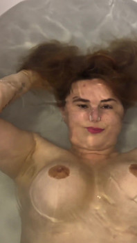 Aguanta mi aliento bajo el agua mientras me masturba y corre