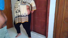 Aria Mia: Desi moglie calda tradisce con il marito & sesso con venditore...