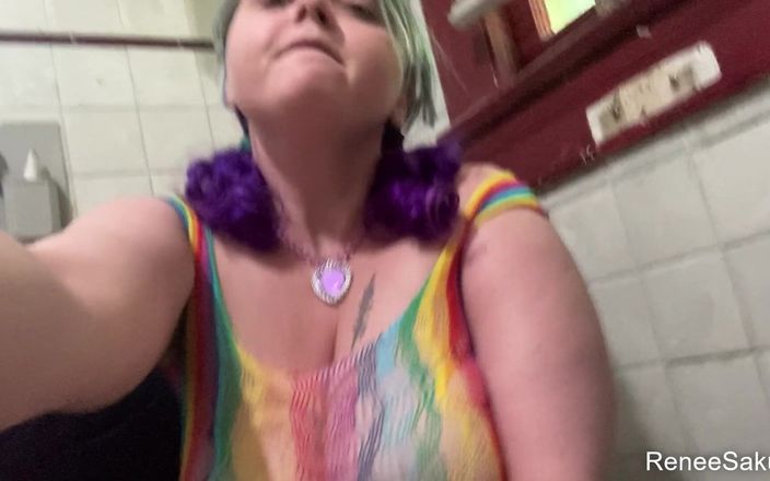 Renee Sakuya: Bodys rainbow hitachi en pezones y coño, corrida rápida