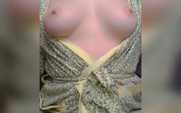 Miss Kaprizzz: 穿着浴袍的性感美女展示紧致的粉红色阴户和肛交和指法阴户