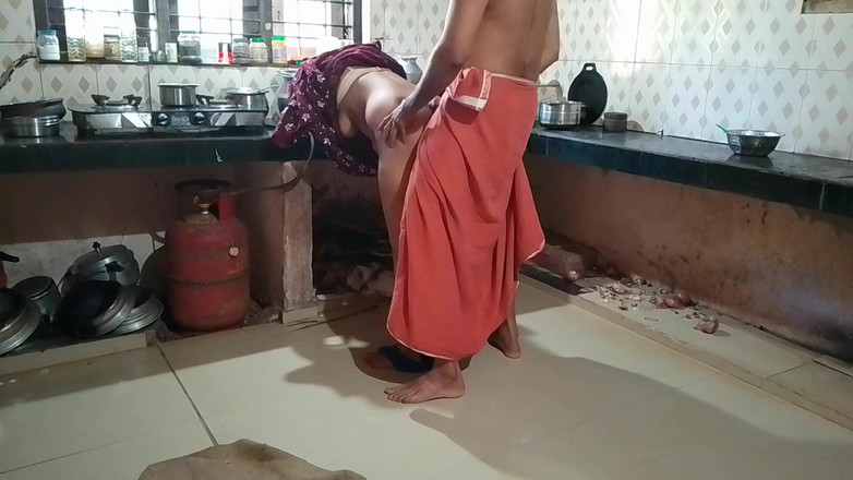LEGSCOUPLE12: Tamil huisvrouw heeft op zijn hondjes seks met haar man...