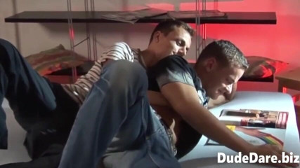 DudeDare: Nikmati rayuan gay sensual dan ngentot hardcore