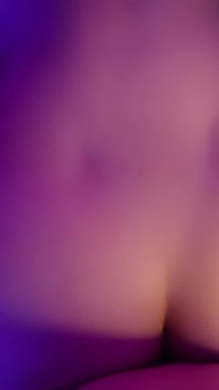Une bombasse sexy et excitée veut se faire caresser la chatte et baiser
