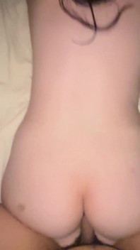 Chica perezosa solo quiere relajarse y obtener polla