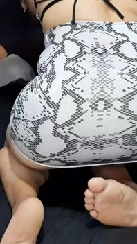 Zůstávám v domě mého přítele a šukám jeho sexy nevlastní matku, miluji její zralou kundičku