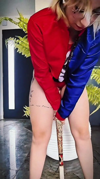 Harley Quinn Marvel Melekatkan Kelawar Besbol