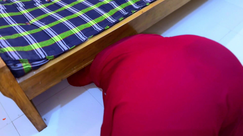 Aria Mia: Cur mare frumoasă mamă vitregă arabă sexy blocată sub pat...