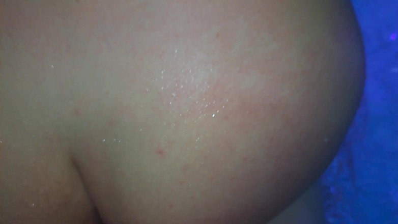 Miss Squirting: Děvka manželka šuká cizince ve vířivce