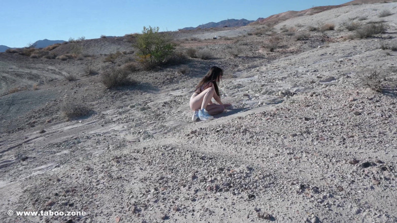 Nude Sportswomen: ほとんど裸で砂漠で水もない