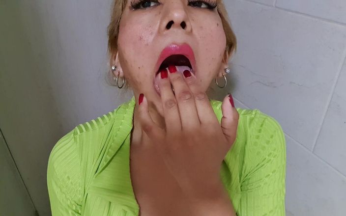 AgataDelphine: Îmi place să-mi sug degetele