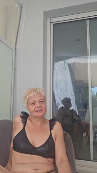 Solo dur al unei mame sexy curvă: penetrare dublă și orgasm intens