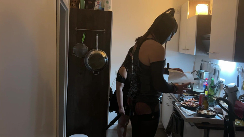 DOMINATRIX6: Incontro cucina perverse: la ragazza fetish domina la sua amica