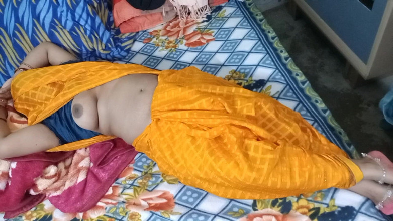 Manjushukla: Bhabhi yang sangat cantik dalam saree kuning