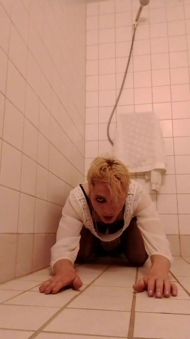 SissyCindySlut: 弱虫シンディふしだらな女が露出!