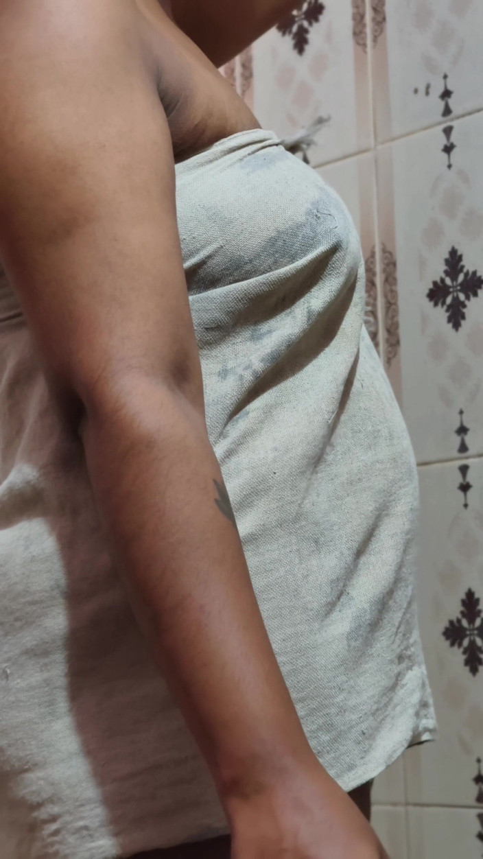 Realmallucouplevlog: Salem, fille mallu, se baigne
