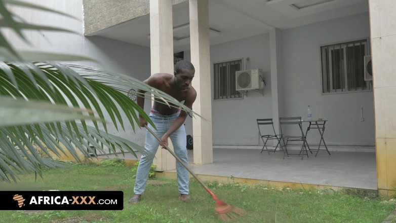 Africa-XXX: Cenne ulega pokusie z ogrodnikiem