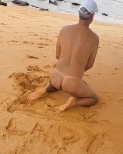 Ladysilvas: Ladysilva desnuda en la playa mostrando su sexy trasero de...