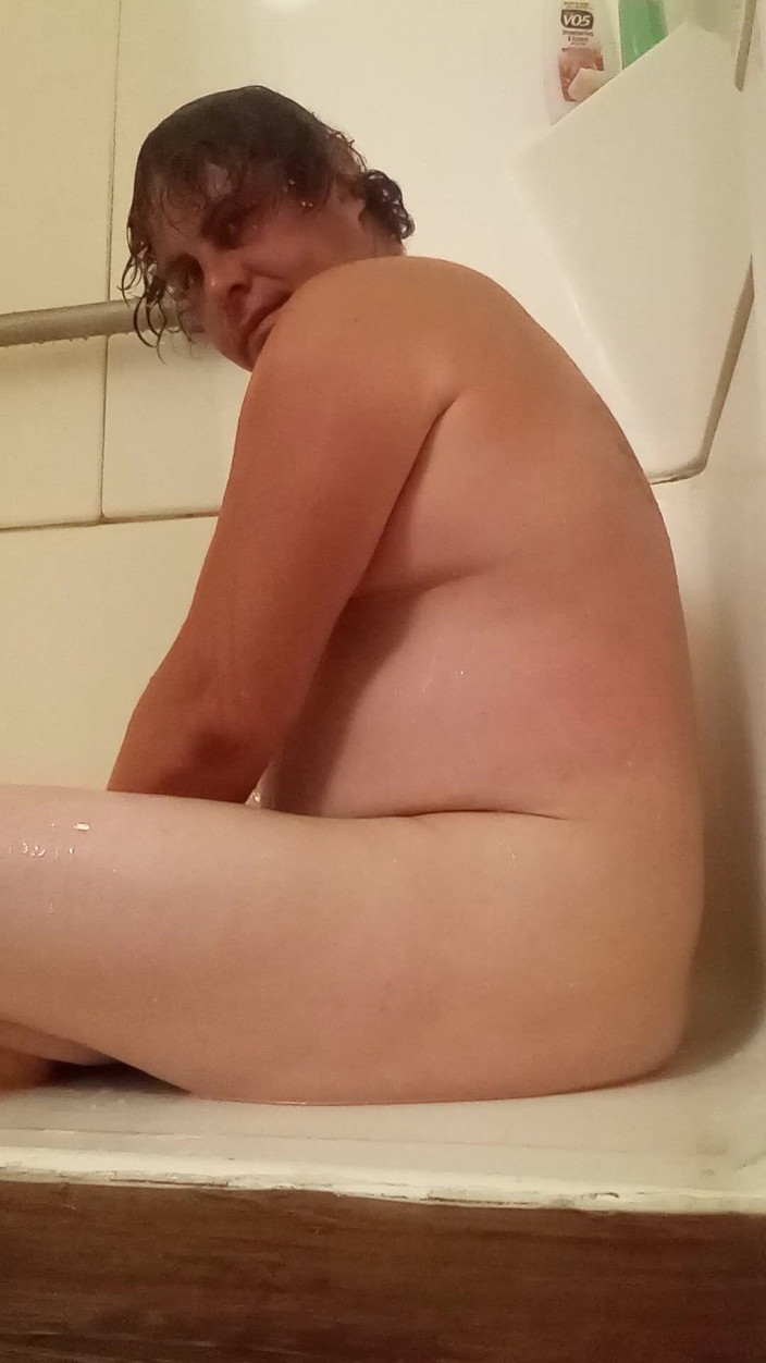 JG Risk: バスルームのシャワーに座って