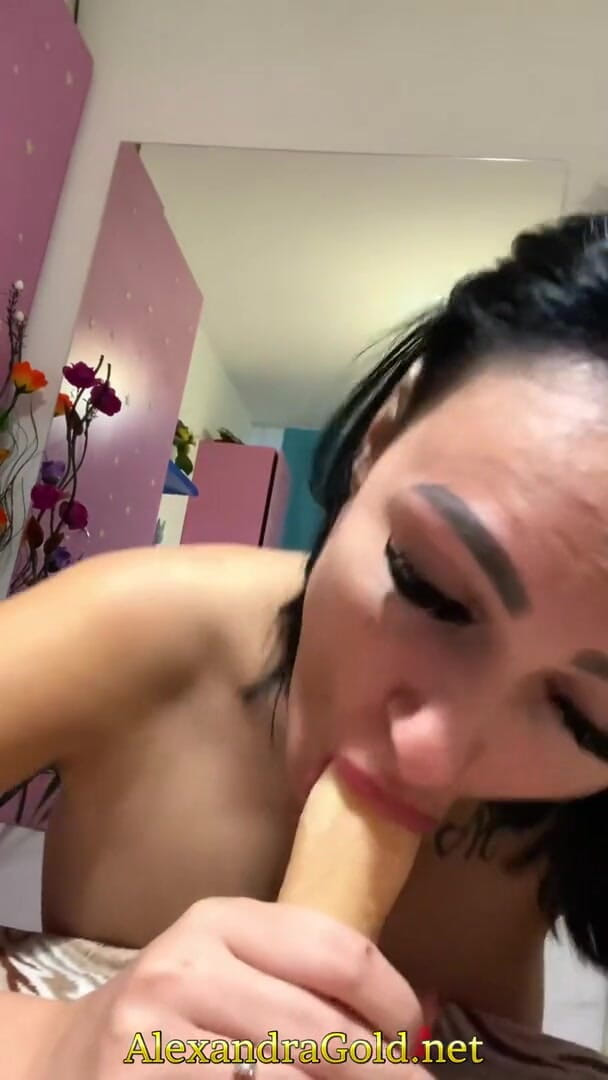 Alexandra Gold: Menghisap dildo besar dan berkongkek dengannya