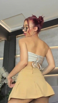 Gadis langsing dengan rambut berwarna melancap dan mahu dikawal