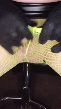 Pemandangan tanah mengusap zakar besar saya dan memancut mani dalam pantyhose dan sarung tangan hijau saya