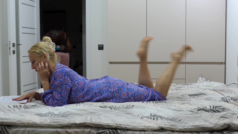 Selena701: 성숙한 금발 아내가 침대에서 섹스를 즐긴다