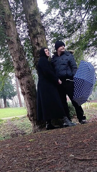 公園の外で大きなペニスと遊び、フェラチオをし、さらにはおしっこまでしました