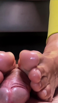 Jangan melangkaui Hari Kaki! Si Dia melancap zakar saya dengan kakinya