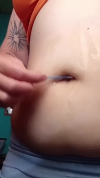 綿棒で深いへそを掃除する