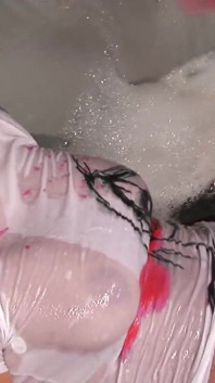 Elle Brooks exhibe ses gros seins naturels en se faisant baiser